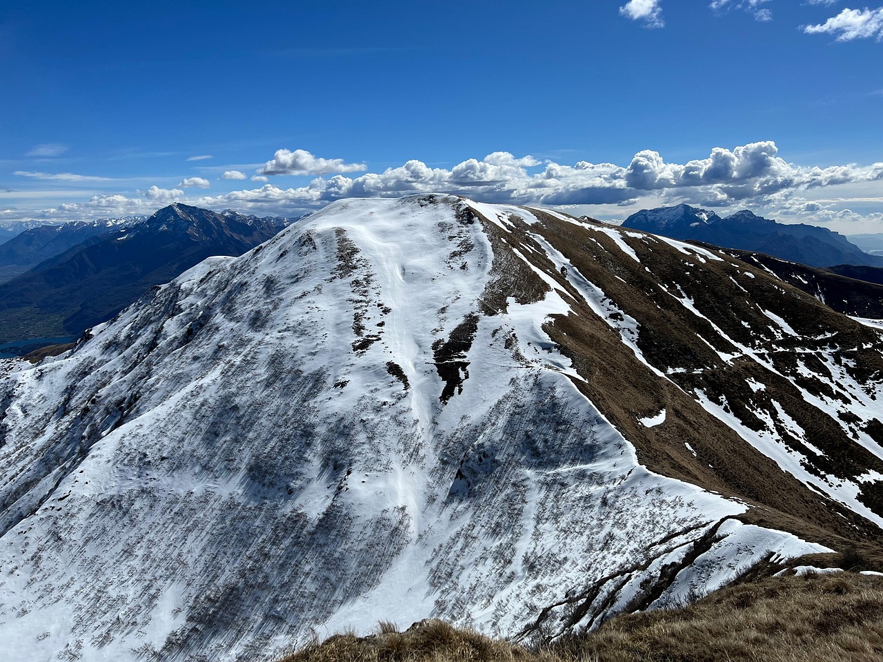 entdecken sie atemberaubende landschaften und unvergessliche erlebnisse auf der alpenstraße. diese malerische route führt sie durch die majestätischen alpen mit spektakulären ausblicken, charmanten dörfern und vielfältigen freizeitmöglichkeiten. perfekt für naturliebhaber und abenteurer!