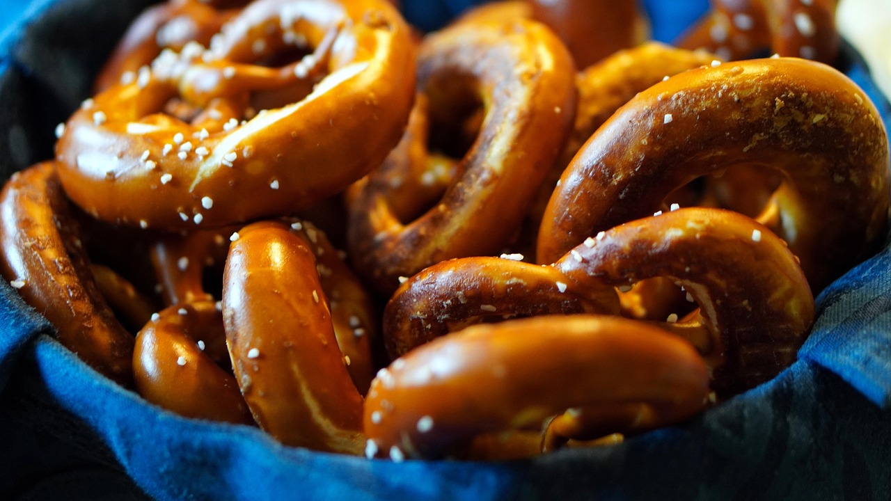 entdecken sie die köstlichen bayerischen spezialitäten! von herzhaften weißwürsten bis zu süßem apfelstrudel – genießen sie die authentischen aromen bayerns und lassen sie sich von der vielfalt regionaler gerichte begeistern.